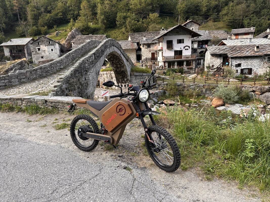 Un italiano ha omologato la prima moto fatta di legno